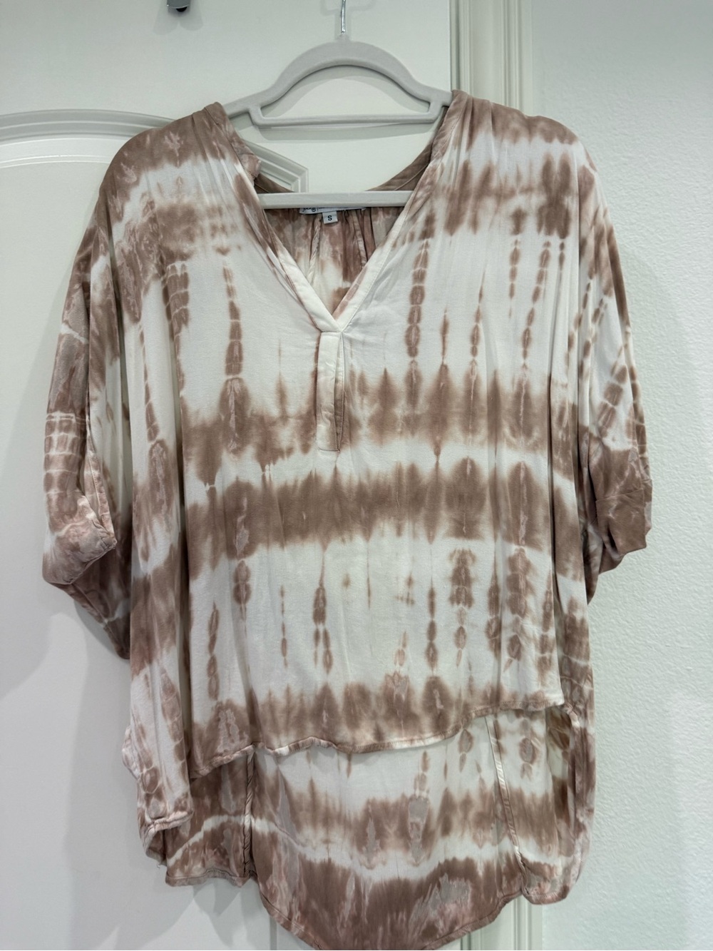 Young Fabulous & Broke Taupe and White Tie-Dye V-Neck Tunic